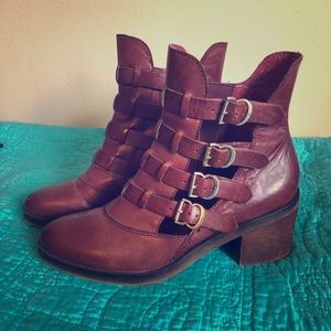 Latigo Mila Leather Buckle Strap Boots, 7.5M